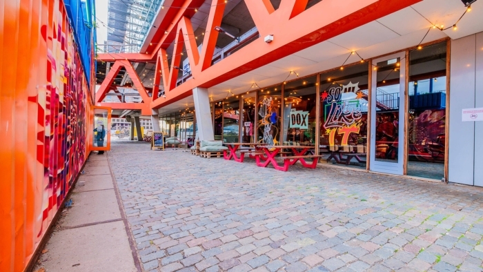 Ik ga naar Café Dox of de Containertrap