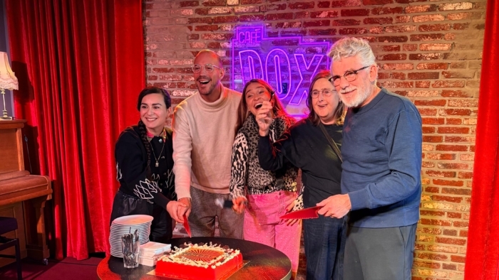 De cast van TOMBOLA poseert voor een taart