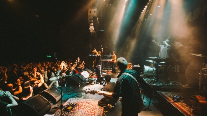 Live@Dox: Headfirst